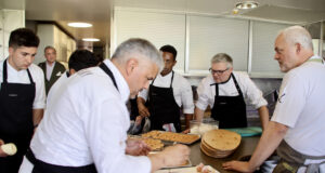 Una desena de xefs amb estrelles Michelin homenatgen Santi Santamaria creant un menú a partir dels seus plats