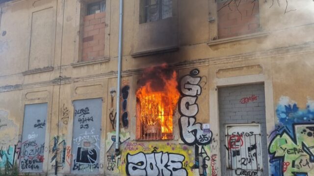 Imatge de les flames a la Casa del Turó de Vist Rica (Policia Local de Montcada i Reixac)